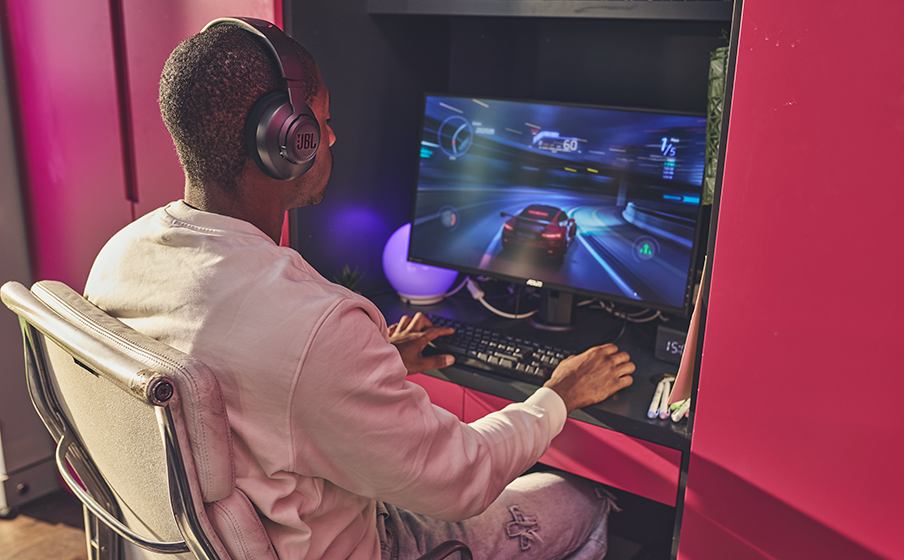 JBL Quantum 100M2 Be at the center of the game with JBL QuantumSOUND Signature - Image